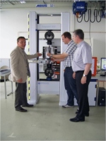 Übergabe der Universalprüfmaschine von Hegewald & Peschke Übergabe der Universalprüfmaschine von Hegewald & Peschke