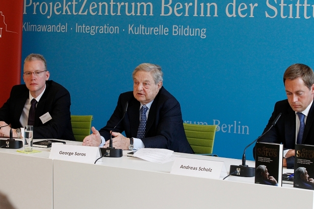 George Soros mit Verlagsleiter Sebastian Grebe und Moderator Andreas Scholz George Soros mit Verlagsleiter Sebastian Grebe und Moderator Andreas Scholz