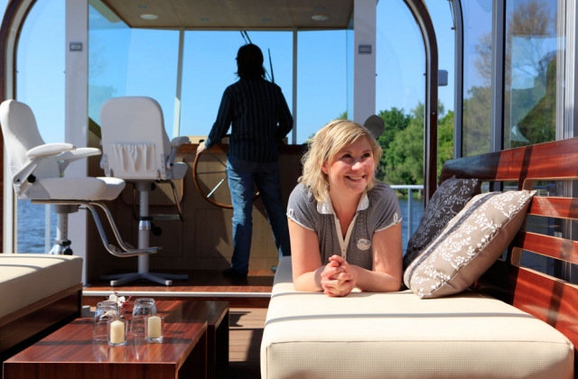 PonTOM® Cabrio 14 mit großem Sonnendeck für Bootstouren auf der Havel. PonTOM® Cabrio 14 mit großem Sonnendeck für Bootstouren auf der Havel.