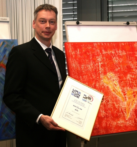 Oliver Racine, Leiter Internationales Produkt Management Einrichtungen, sichtlich erfreutüber die be