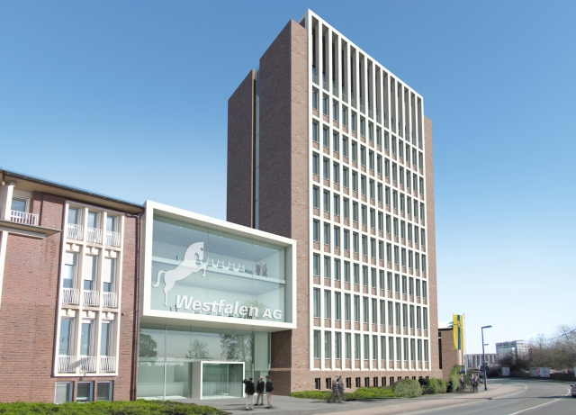 Der neue elfgeschossige Büroturm (rechts) stellt Bezüge zum Altbau (links) her. Der neue Eingangsber Der neue elfgeschossige Büroturm (rechts) stellt Bezüge zum Altbau (links) her. Der neue Eingangsber