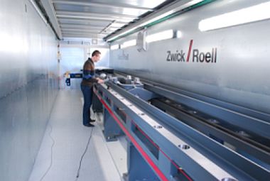 Die Prüfmaschine mit hydraulischem Antrieb arbeitet mit 1.500kN
