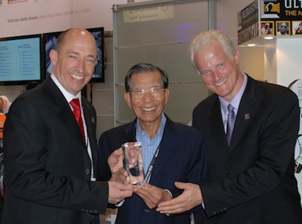Michael Zirkel (COO) und Michael Willberg (CEO)überreichen Sovico-CEO KS Kwon den Award