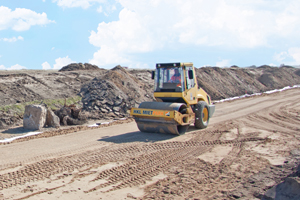 BOMAG Walze aus dem HKL MIETPARK unterstützt Deichverstärkung Dahme-Rosenfelde an der Ostsee. BOMAG Walze aus dem HKL MIETPARK unterstützt Deichverstärkung Dahme-Rosenfelde an der Ostsee.