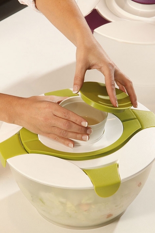 Salatbutler von Westmark mit Dressingdepot und Transportgriffen. Salatbutler von Westmark mit Dressingdepot und Transportgriffen.