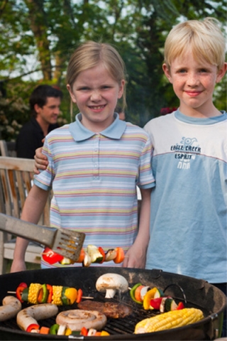Ein paar Tipps beachten und das Grillen kann für Kinden gefahrlos und entspannend sein
