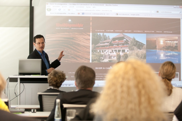 Swen Laempe, Geschäftsführer der vioma, bei seinem Vortrag in der vioma Akademie Swen Laempe, Geschäftsführer der vioma, bei seinem Vortrag in der vioma Akademie