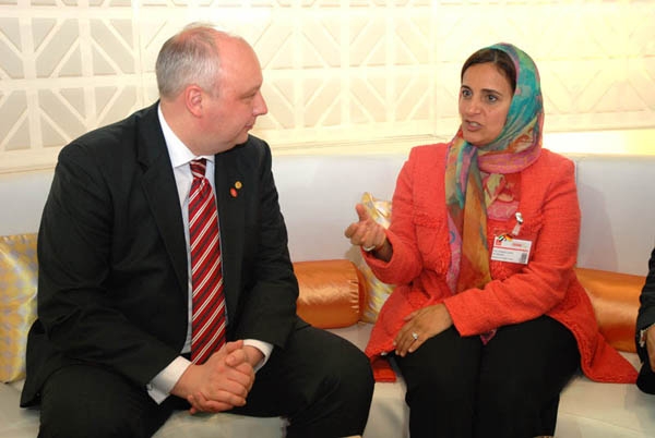 Sheika Lubna Al Quasimi, Außenhandelsministerin der Vereinigten Arabischen Emirate, berichtet Nieder Sheika Lubna Al Quasimi, Außenhandelsministerin der Vereinigten Arabischen Emirate, berichtet Nieder