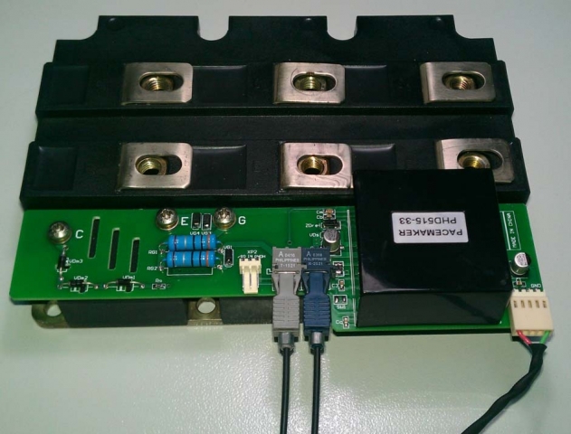Plug-and-Play-Treiberboard für 3 300 V mit Anschluss an ein IGBT-Modul