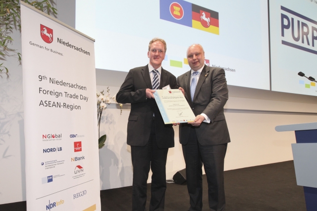 Jörg Bode, Niedersächsischer Minister für Wirtschaft, Arbeit und Verkehr (rechts im Bild), verleiht Jörg Bode, Niedersächsischer Minister für Wirtschaft, Arbeit und Verkehr (rechts im Bild), verleiht