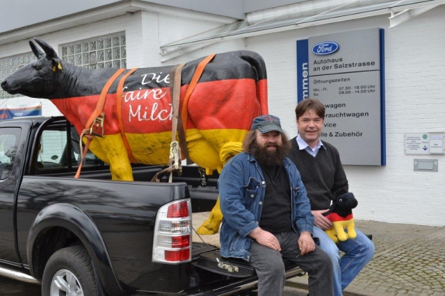 Landwirt und Milchbauer Henning Stamer freut sichüber die die Unterstützung von Christian Timmann (G Landwirt und Milchbauer Henning Stamer freut sichüber die die Unterstützung von Christian Timmann (G