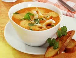 Möhren-Kokos-Suppe verfeinert mit Provamel Bio Soja Cuisine Möhren-Kokos-Suppe verfeinert mit Provamel Bio Soja Cuisine