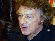 Wolfgang Niedecken engagiert sich auch ausserhalb der Musik: 1998 erhielt er das Bundesverdienstkreu