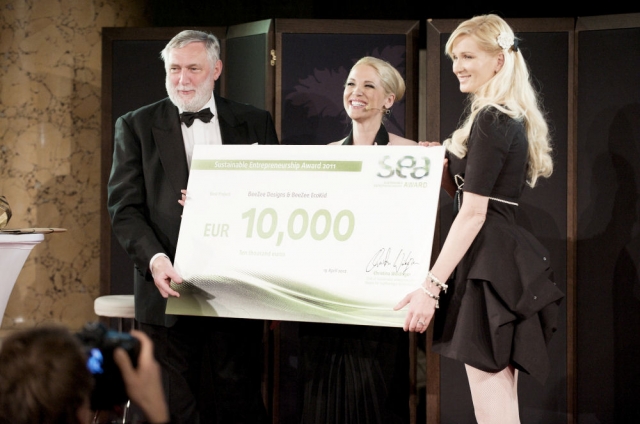 Der Juryvorsitzende Dr. Franz Fischler und sea-Gründerin Christina Weidinger mit Bianca Zvorc (von l