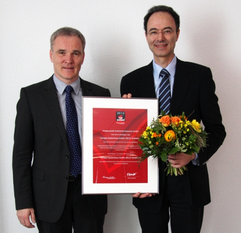 Christophe Loetz, Geschäftsführer der Compex Systemhaus GmbH (rechts) nimmt die Urkunde von Dr. Eckh