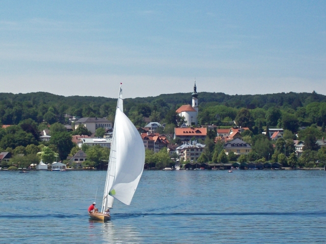 Segelyacht vor Starnberg.