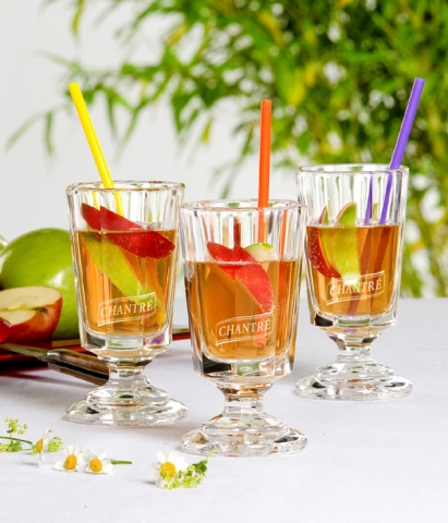 Fruchtig-frische Bowle für die Gartenparty: Mit Ginger Ale, Eistee und knackigenÄpfeln