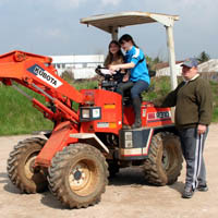 Die Teilnehmerinnen des Girls' Day durften auf dem Vereinsgelände unter anderem den Radlader fahren Die Teilnehmerinnen des Girls' Day durften auf dem Vereinsgelände unter anderem den Radlader fahren