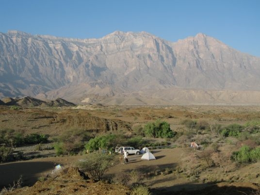 Oman: Einsames Camp vor Gebirgskulisse