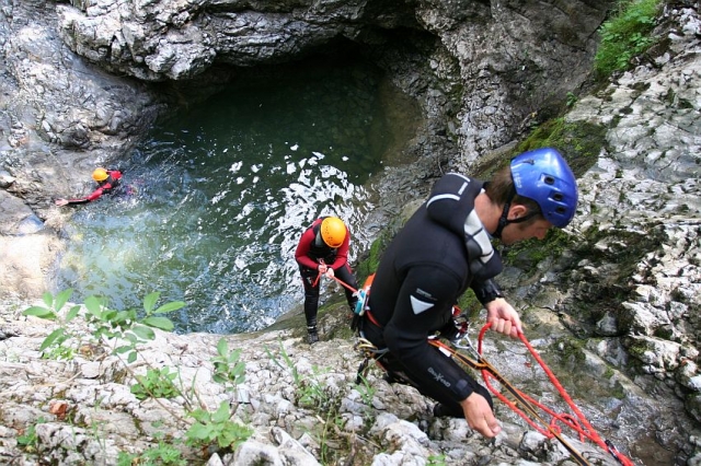 Mountain Adventure Week - Adrenalin beim Klettern und Abseilen im Gebirgsfluss Mountain Adventure Week - Adrenalin beim Klettern und Abseilen im Gebirgsfluss