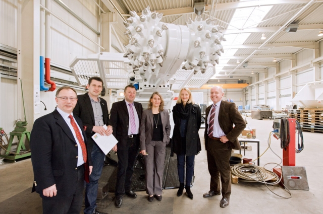 Vor der IBS Teilschnittmaschine (v.l.n.r.): Interimsmanager Dr. René Nitsche, Kreiswirtschaftsförder Vor der IBS Teilschnittmaschine (v.l.n.r.): Interimsmanager Dr. René Nitsche, Kreiswirtschaftsförder