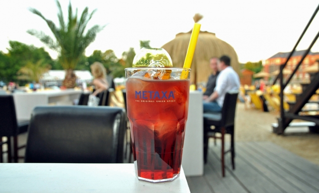 Der METAXA Sunshine Drink ist eine köstliche Erfrischung für heiße Tage und laue Nächte am METAXA Ba Der METAXA Sunshine Drink ist eine köstliche Erfrischung für heiße Tage und laue Nächte am METAXA Ba