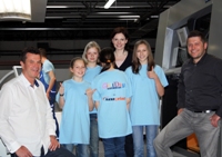 Die Saxoprint Girls mit Geschäftsführer Klaus Sauer, Personalleiterin Anja Hofmann und Fertigungslei Die Saxoprint Girls mit Geschäftsführer Klaus Sauer, Personalleiterin Anja Hofmann und Fertigungslei