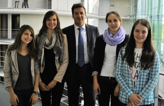 Christian von Stetten mit den Teilnehmerinnen des Girls' Day 2012