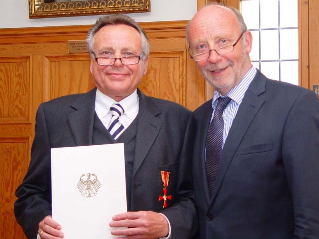 Der nordhessische Unternehmer Alwin Altrichter (links im Bild) wurde von Wirtschaftsminister Dieter Der nordhessische Unternehmer Alwin Altrichter (links im Bild) wurde von Wirtschaftsminister Dieter