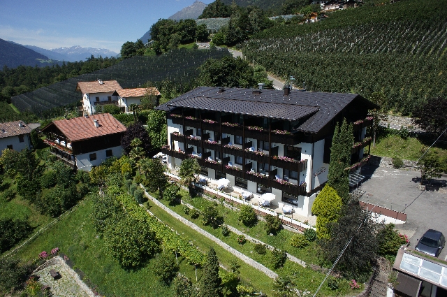 Das HOTEL SONNENHOF***S in Kuens bei Meran. Einmalige Panoramalage, kulinarische Höhepunkte, Weinver Das HOTEL SONNENHOF***S in Kuens bei Meran. Einmalige Panoramalage, kulinarische Höhepunkte, Weinver