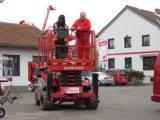 Funktionstest der Sicherheitseinrichtungen einer geländetauglichen Scherenarbeitsbühne auf dem Ge