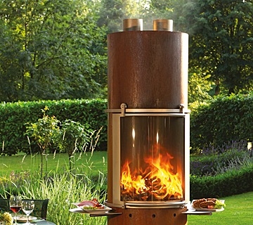 Äußerst witterungsbeständiger Outdoor-Kaminofen aus doppelwandigem Corten-Stahl.