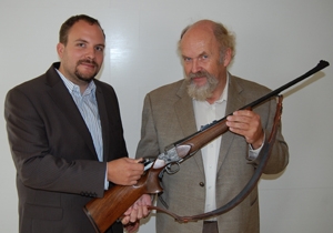 Doku-Filmüber das bundesweit erste Waffen-Pfandhaus von Thomas (l.) und Gerhard Dachsbacher gedreht.