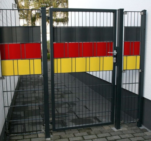 PVC-Streifen in den Farben Schwarz, Rot, Gelb PVC-Streifen in den Farben Schwarz, Rot, Gelb