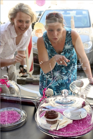 eat-the-world-Chefin Elke Freimuth (links) läuft bereits beim Blick ins Schaufenster das Wasser im M eat-the-world-Chefin Elke Freimuth (links) läuft bereits beim Blick ins Schaufenster das Wasser im M