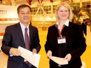 Dr. Christine Autenrieth, Geschäftsführerin des Oldenbourg Wissenschaftsverlags, mit Lin Peng, Präsi Dr. Christine Autenrieth, Geschäftsführerin des Oldenbourg Wissenschaftsverlags, mit Lin Peng, Präsi