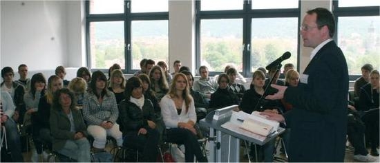 Prof. Dr. Nolting, Dekan des Fachbereichs Jura, hält eine Rede vor Interessenten beim Open Campus de