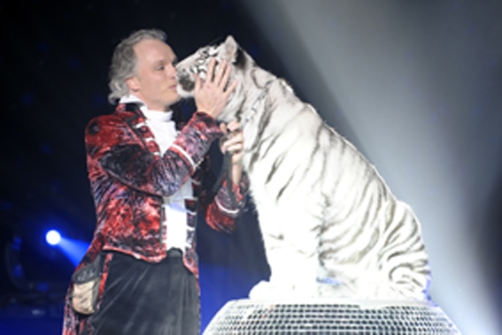 Magier und Sarrasani-Chef André Sarrasani mit seinem weißen Tiger Kaya.