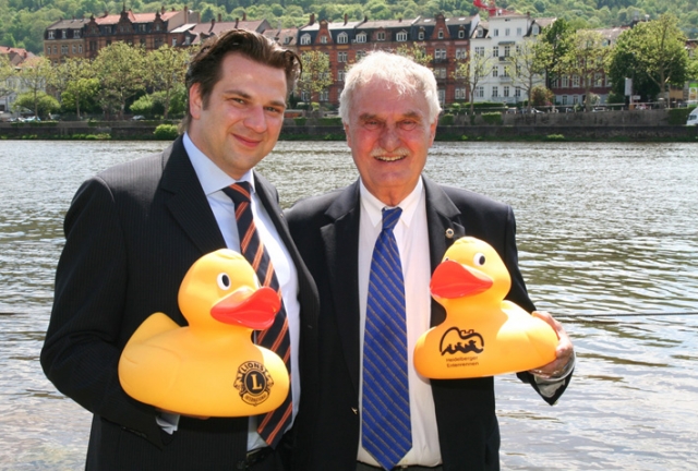 v.l.n.r.: Die Initiatoren Carsten Heinrich und Norbert Awe präsentieren die ersten Rennenten