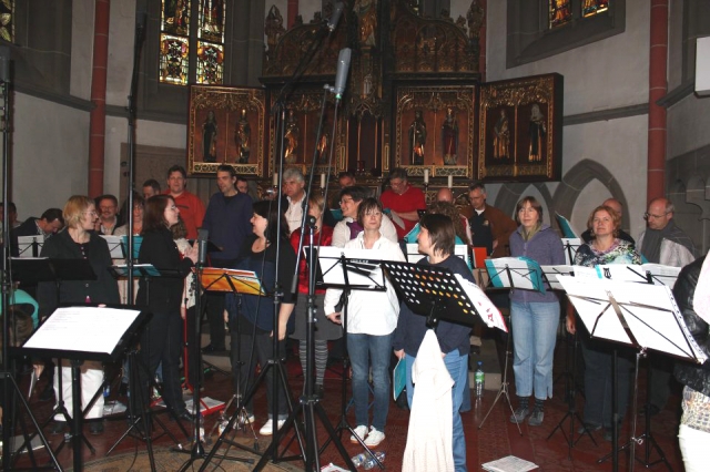 Der SWR SonntagsChor in der St.-Nikolaus-Kirche, Bad Kreuznach, bei Aufnahmen für den SWR. Der SWR SonntagsChor in der St.-Nikolaus-Kirche, Bad Kreuznach, bei Aufnahmen für den SWR.