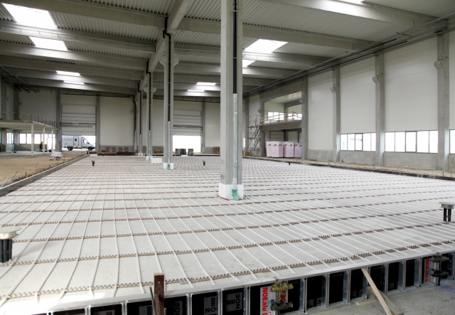 Über ein 8000 Meter langes Rohrsystem wird der Betonboden zum Wärmespeicher. Foto: Alois Müller GmbH