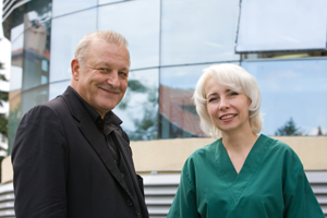 Leonard Lansink mit der medizinischen Leiterin der Dentaprime-Klinik Dr. Regina Schindjalva.