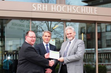 Übergabe der Urkunde: Prof. Opitz, Hr. Bruckner und Prof. Truszkiewitz (v.l.) Übergabe der Urkunde: Prof. Opitz, Hr. Bruckner und Prof. Truszkiewitz (v.l.)