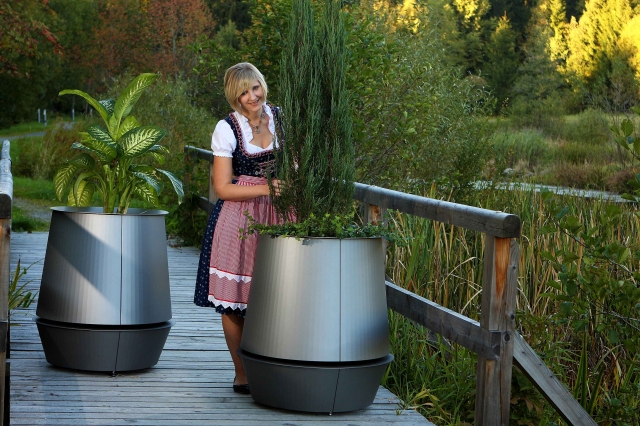 Extra großer Blumenübertopf Rotondo aus Edelstahl