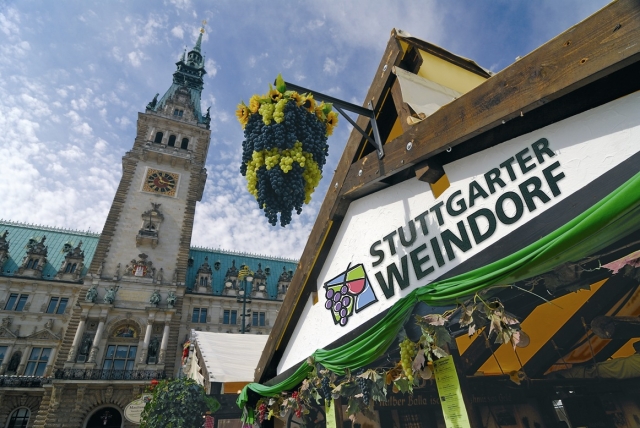 Das Stuttgarter Weindorf auf dem Hamburger Rathausmarkt Das Stuttgarter Weindorf auf dem Hamburger Rathausmarkt