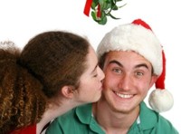 Küssen unter dem Mistelzweig ist eine alte Weihnachts Tradition Küssen unter dem Mistelzweig ist eine alte Weihnachts Tradition