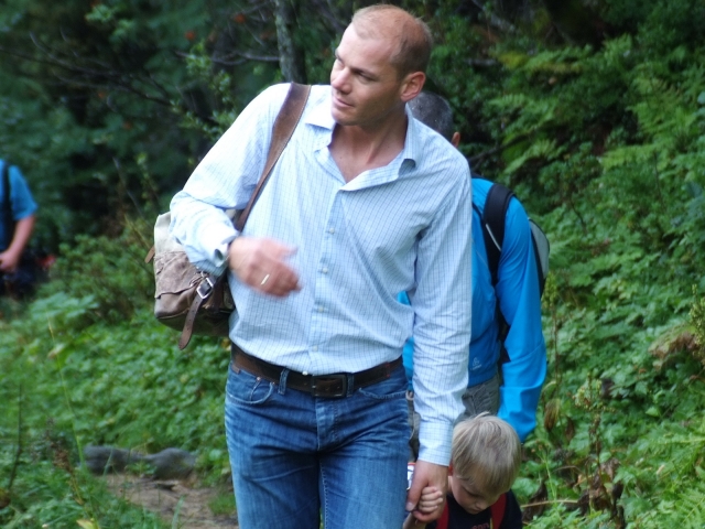 Der Skiweltmeister Michael Walchhofer wandert mit seinen Gästen vom Hotel Zauchenseehof durch die Be Der Skiweltmeister Michael Walchhofer wandert mit seinen Gästen vom Hotel Zauchenseehof durch die Be