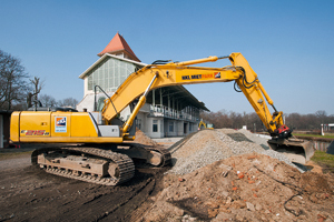 Kobelco Kettenbagger aus dem HKL MIETPARK im Einsatz bei der Sanierung der Leipziger Pferderennbahn. Kobelco Kettenbagger aus dem HKL MIETPARK im Einsatz bei der Sanierung der Leipziger Pferderennbahn.