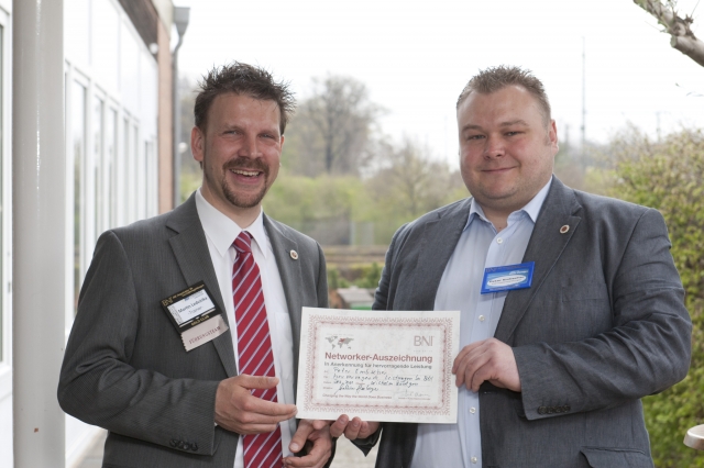 Peter Embscher erhält von Martin Ledvinka BNI-Auszeichnung Peter Embscher erhält von Martin Ledvinka BNI-Auszeichnung