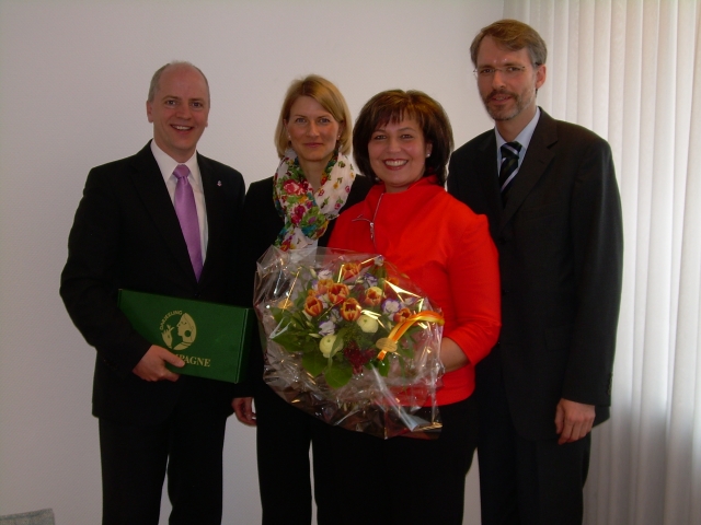Von links: Dieter Fritz, Personalleiter der EKK; Dr. Sandra Lüth, Geschäftsführerin der Börsen Hambu Von links: Dieter Fritz, Personalleiter der EKK; Dr. Sandra Lüth, Geschäftsführerin der Börsen Hambu